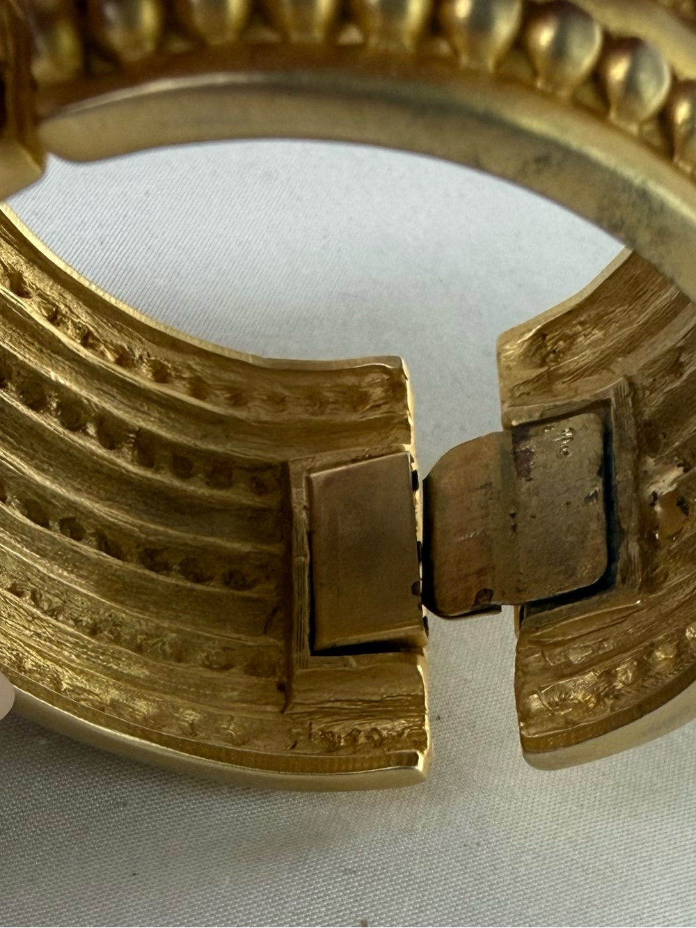 VTG Judith Ripka/Kieselstein- Cord Style Wide Hinged Cuff Bracelet MCM Gld Tone - Picture 9 of 10
